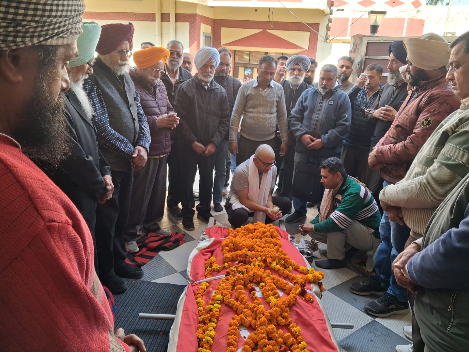 Various personalities bid farewell to Satpal Lath with tearful eyes during his last rites.